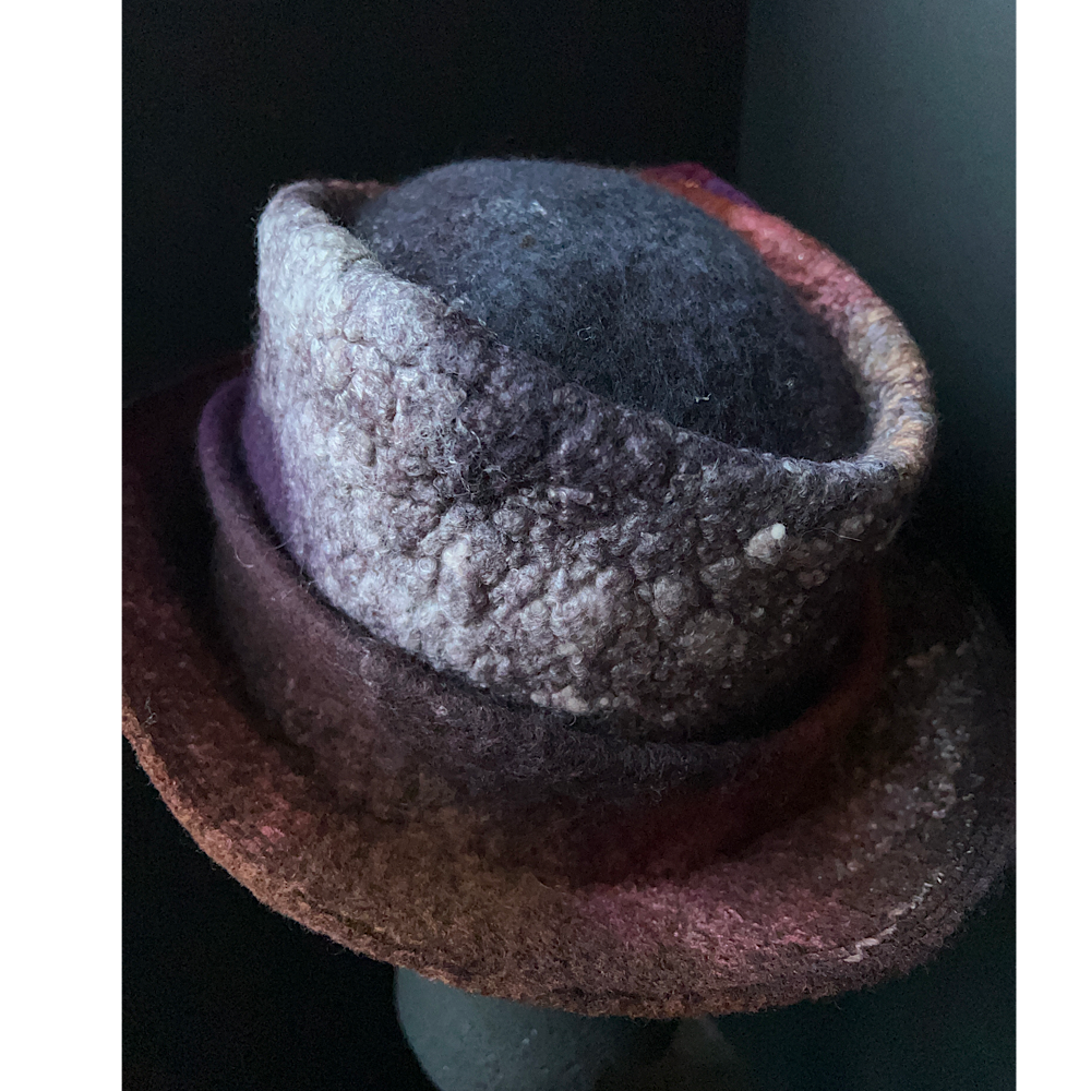 Felted top hat with rose - 22.5“