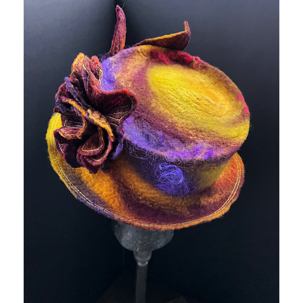 Felted top hat with rose - 23“