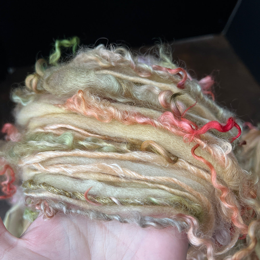 Golden kiss art yarn single