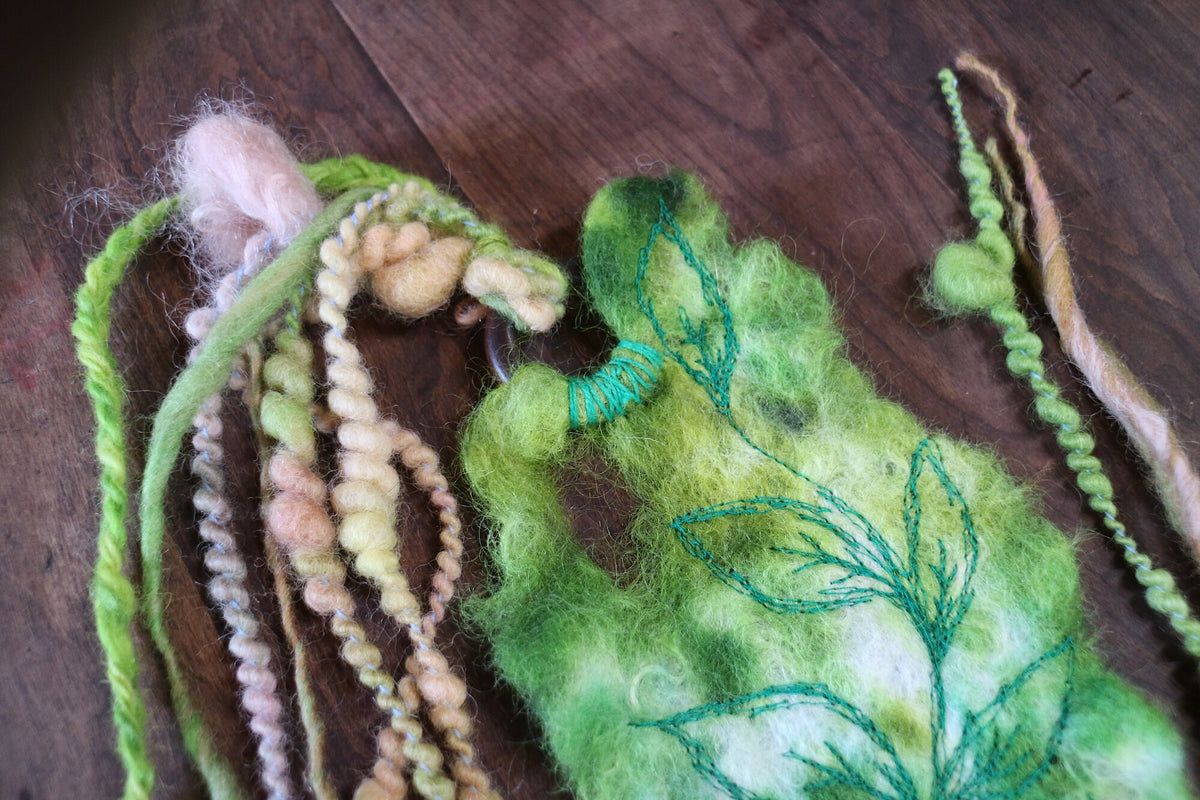 Green felted headband with embroidery | Bandeau en feutre Vert avec broderie - Mynoush