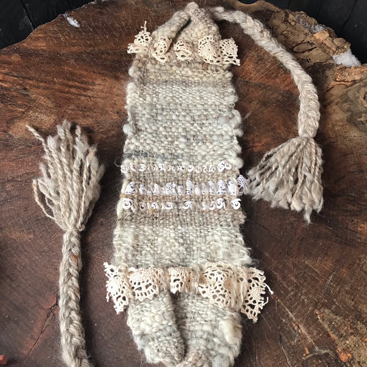 Pale beige hand woven headband with lace | Bandeau beige tissé avec dentelle - Mynoush