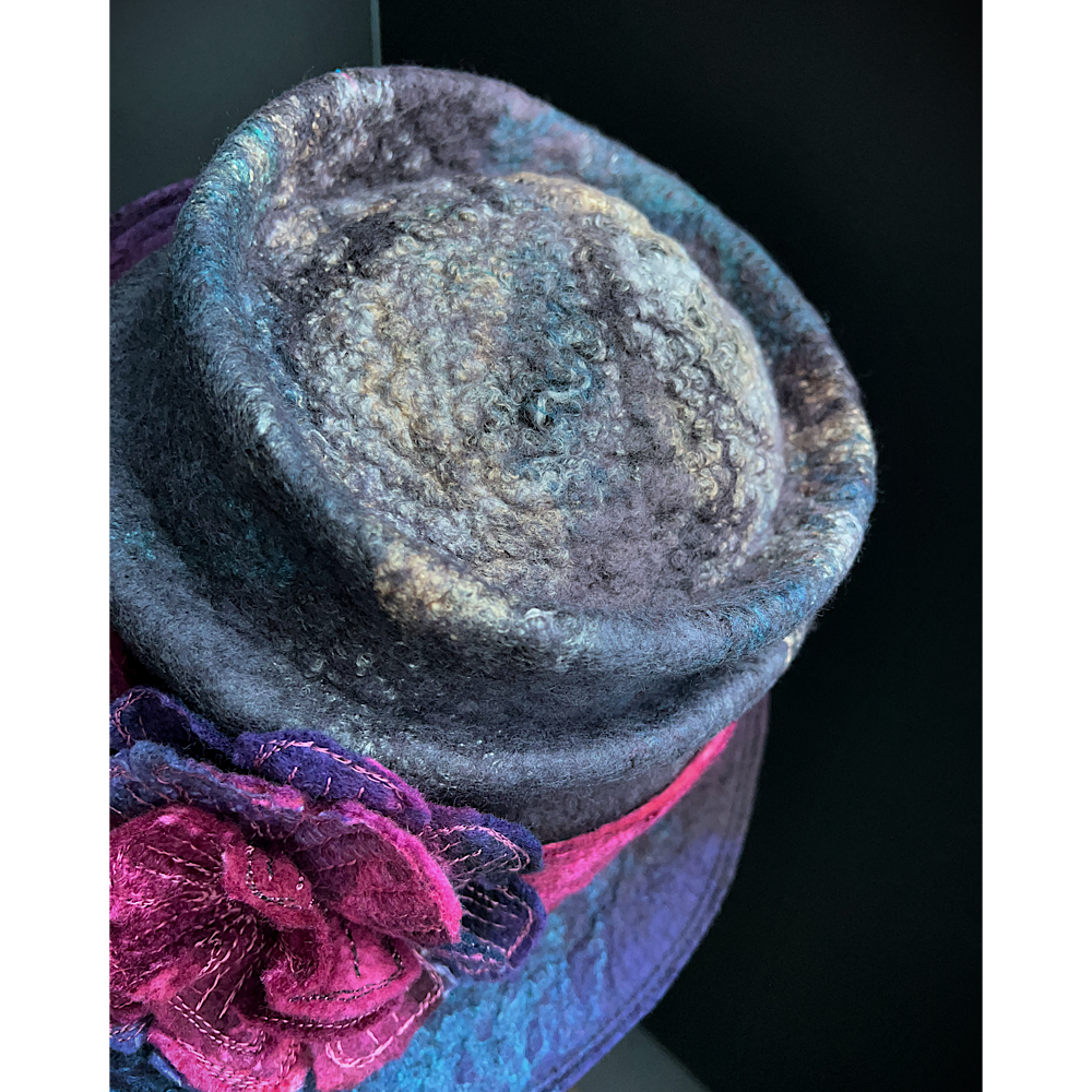Felted top hat with flower - 24“