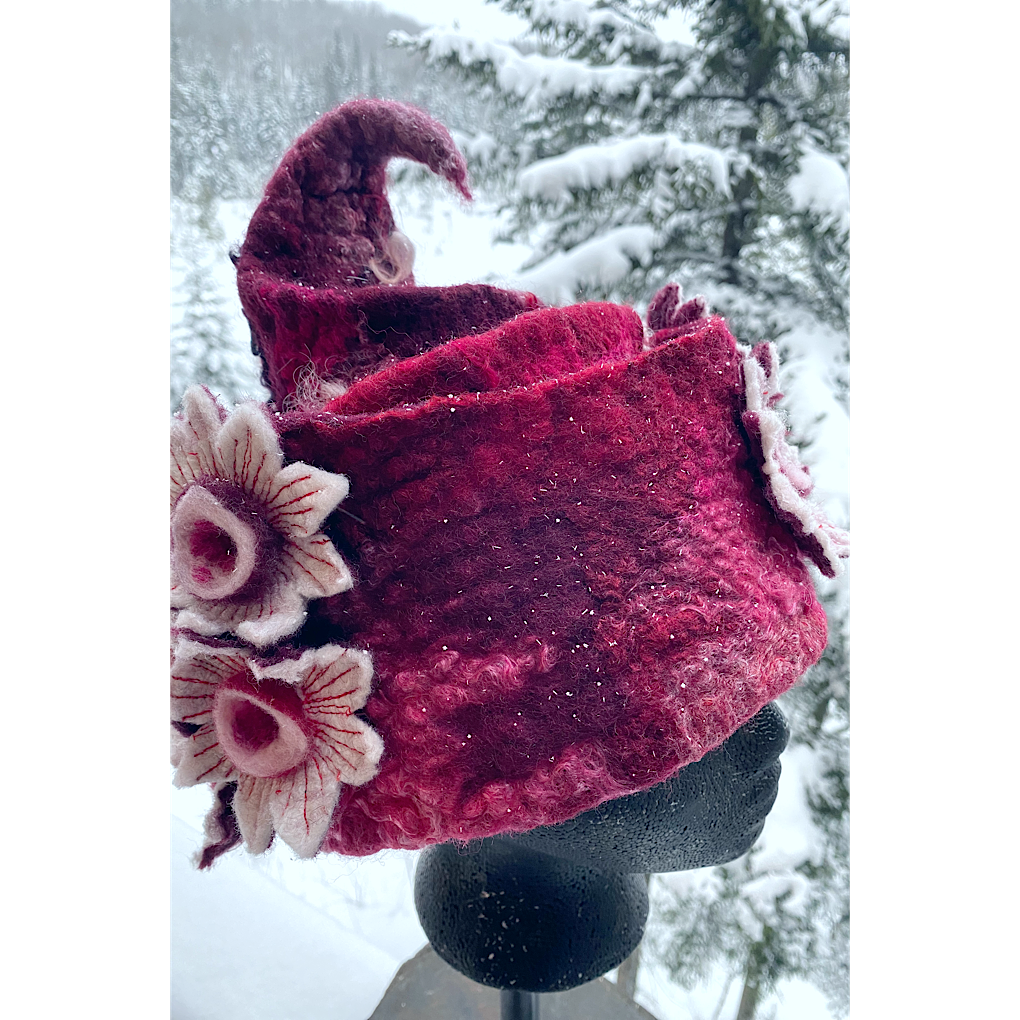 Winter is blooming - Felted hat 23.5“ medium
