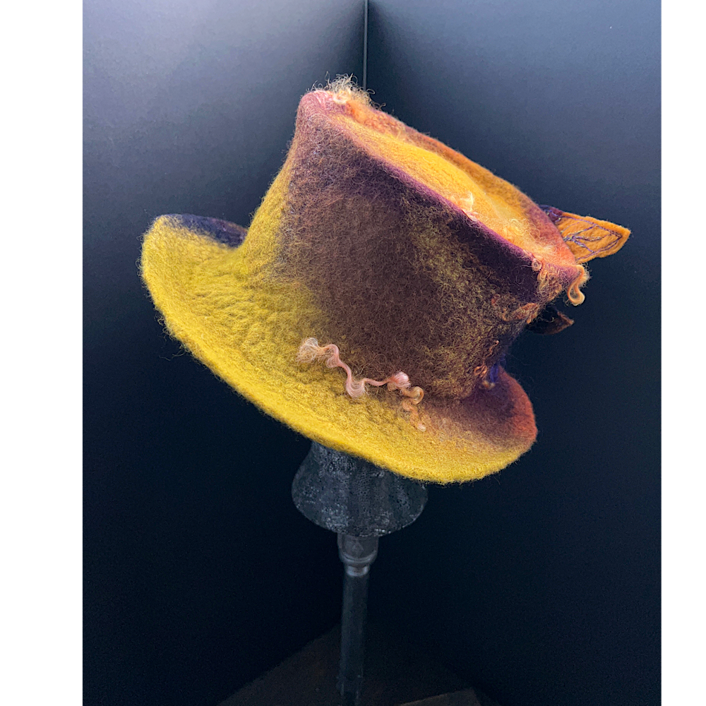 Felted top hat with rose - 23“