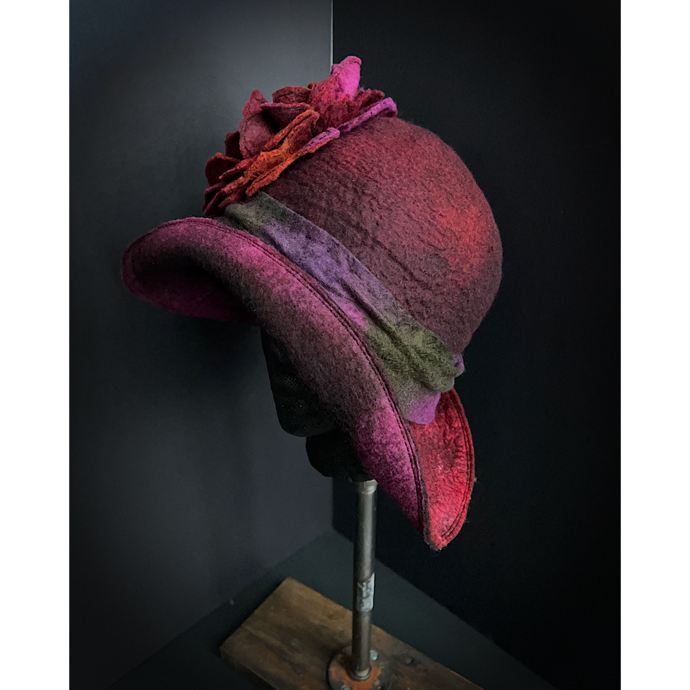 Felted flapper’s hat with rose size 23.5”