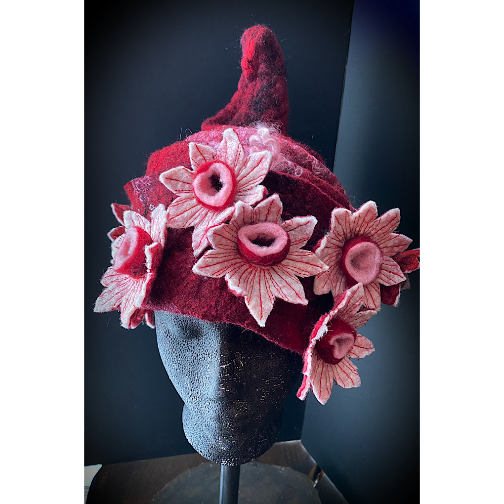 Winter is blooming - Felted hat 24“ medium large