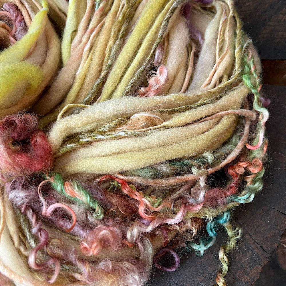 Golden kiss art yarn single