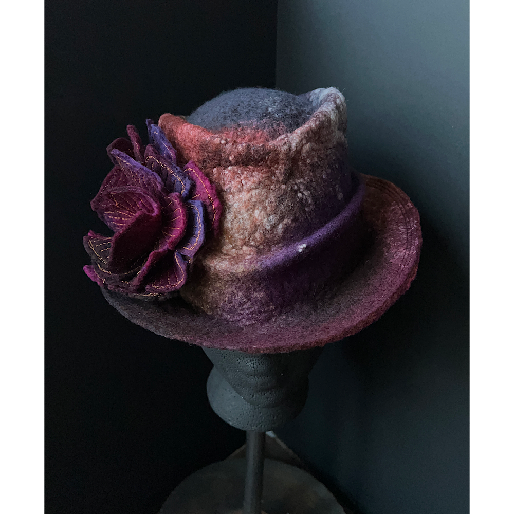 Felted top hat with rose - 22.5“