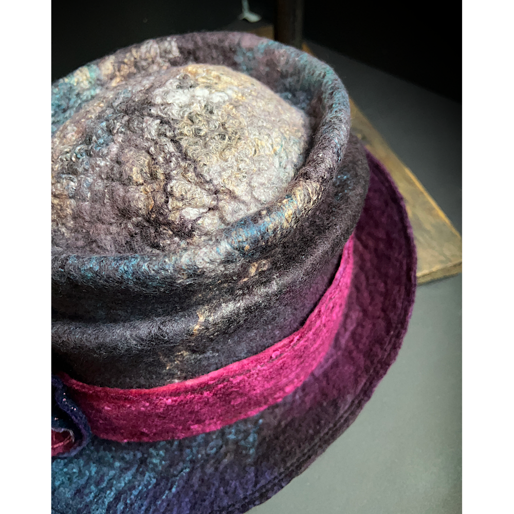 Felted top hat with flower - 24“