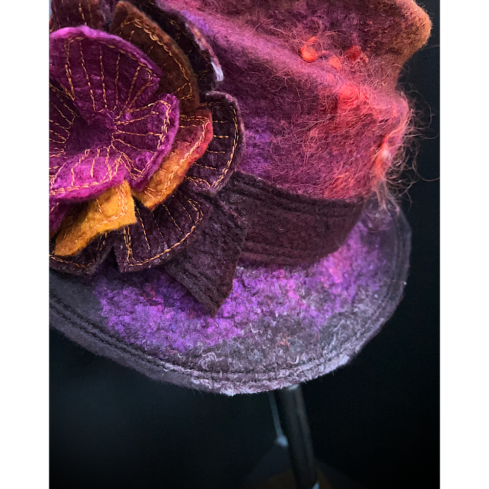 Felted top hat with flower - 24“