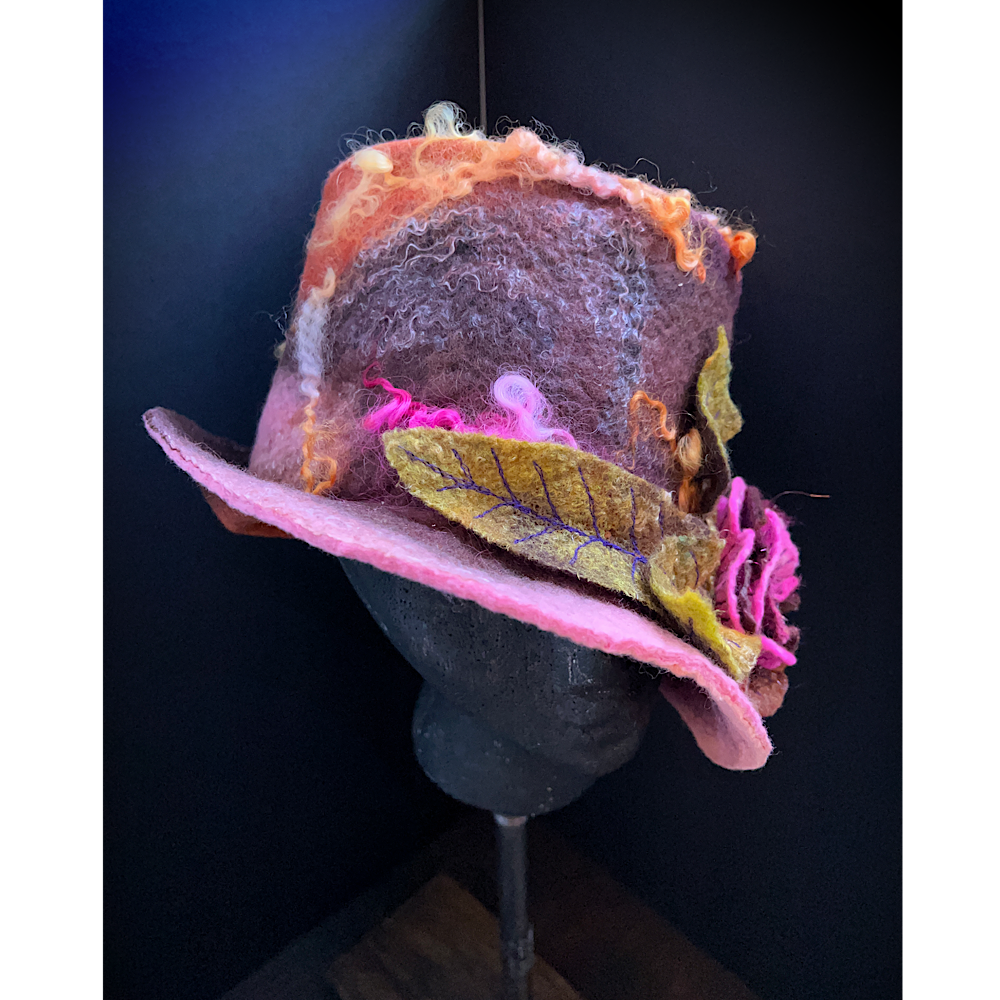 Felted top hat with rose - 24“