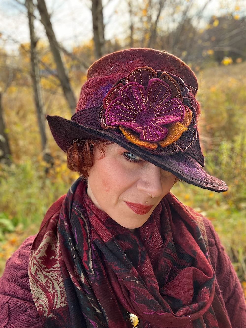 Felted top hat with flower - 24“