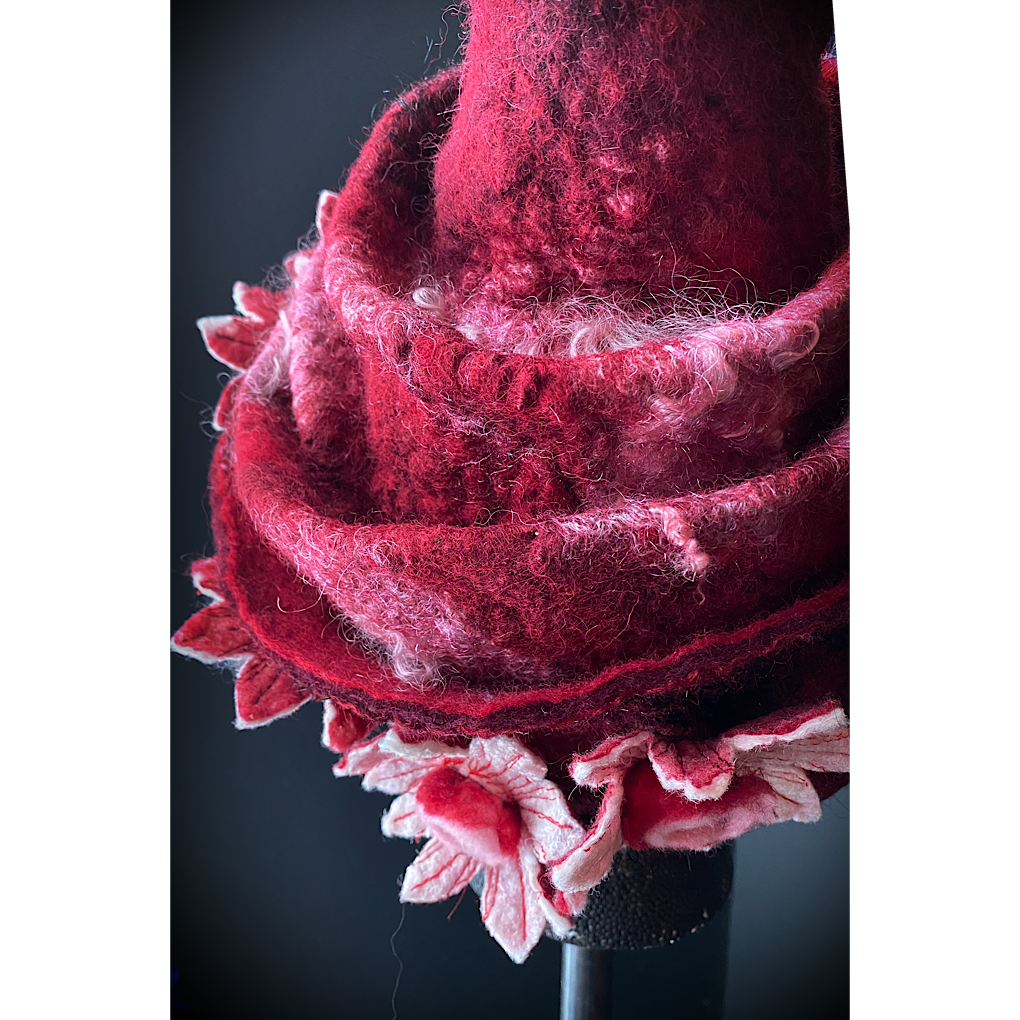 Winter is blooming - Felted hat 24“ medium large