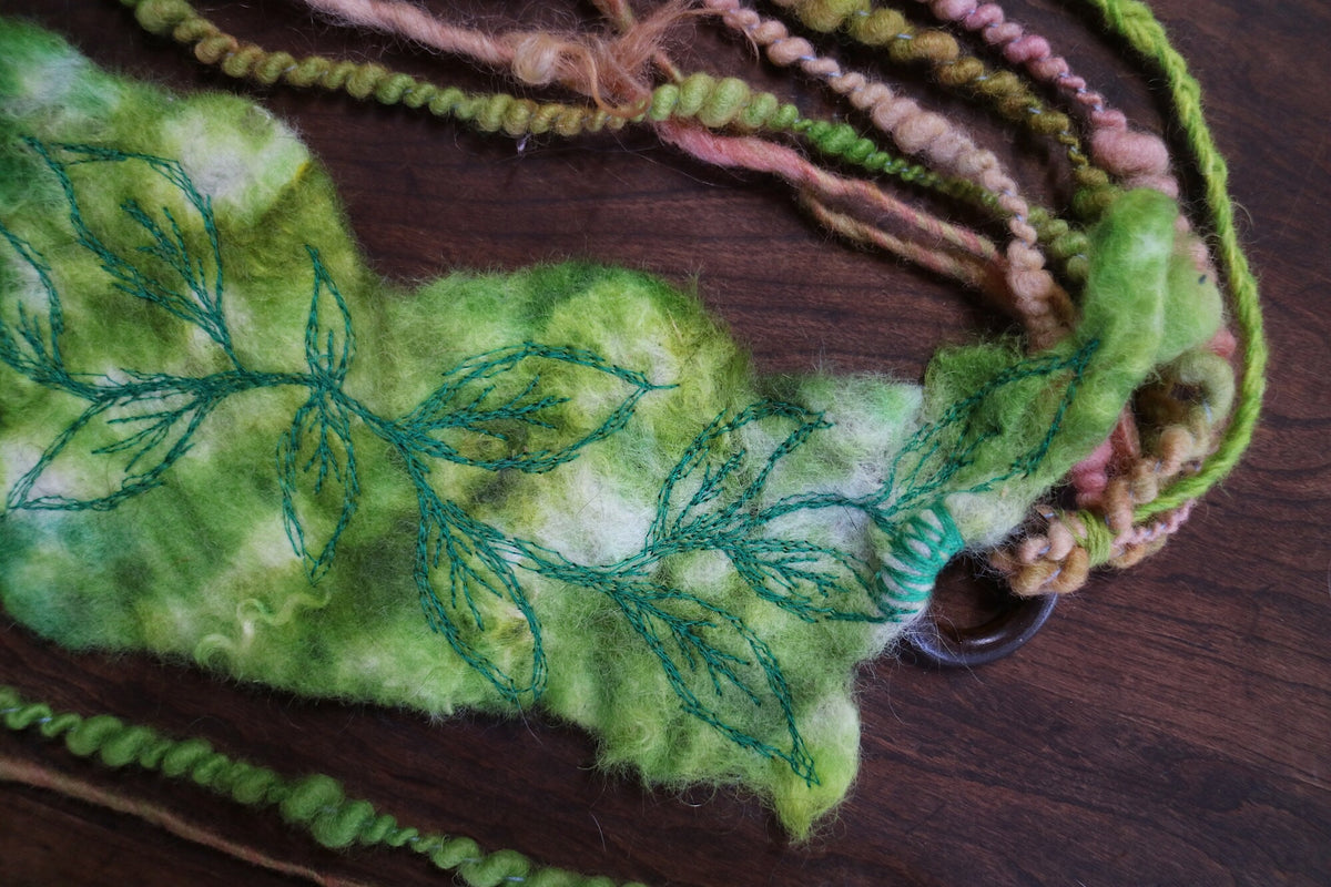 Green felted headband with embroidery | Bandeau en feutre Vert avec broderie - Mynoush