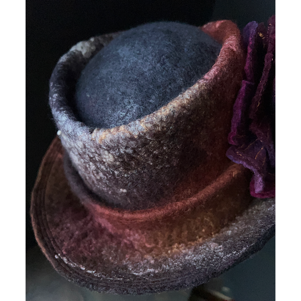 Felted top hat with rose - 22.5“