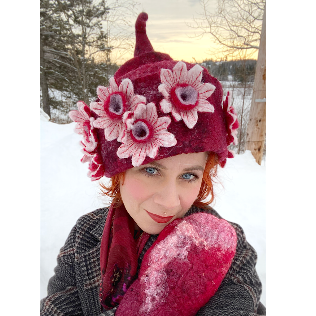 Winter is blooming - Felted hat 24.5“ medium large