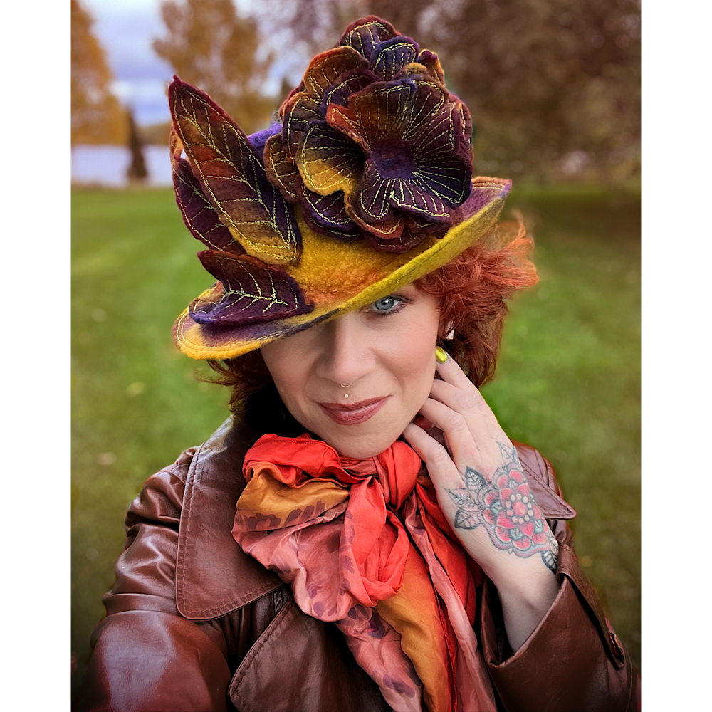 Felted top hat with rose - 23“