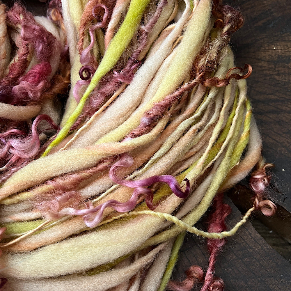 Golden kiss art yarn single