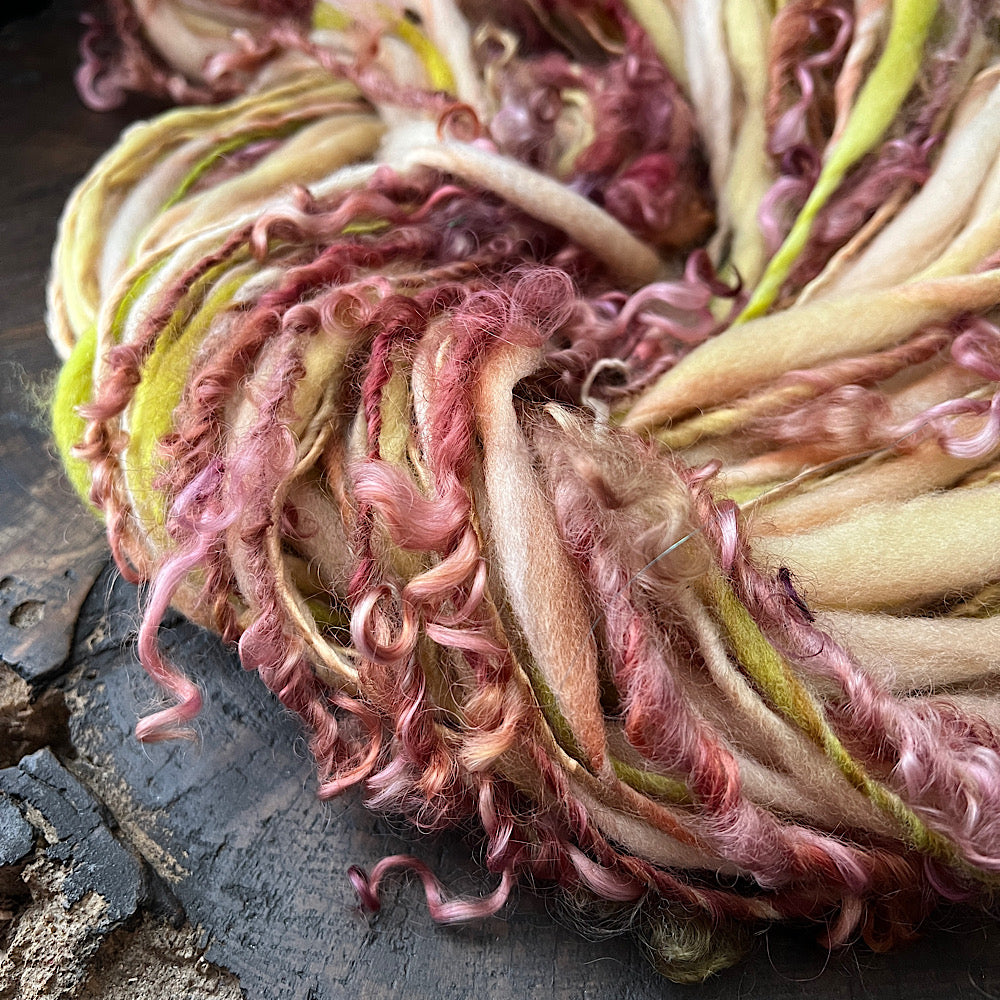 Golden kiss art yarn single