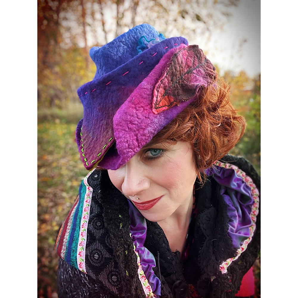 Felted top hat with leaves - 24“