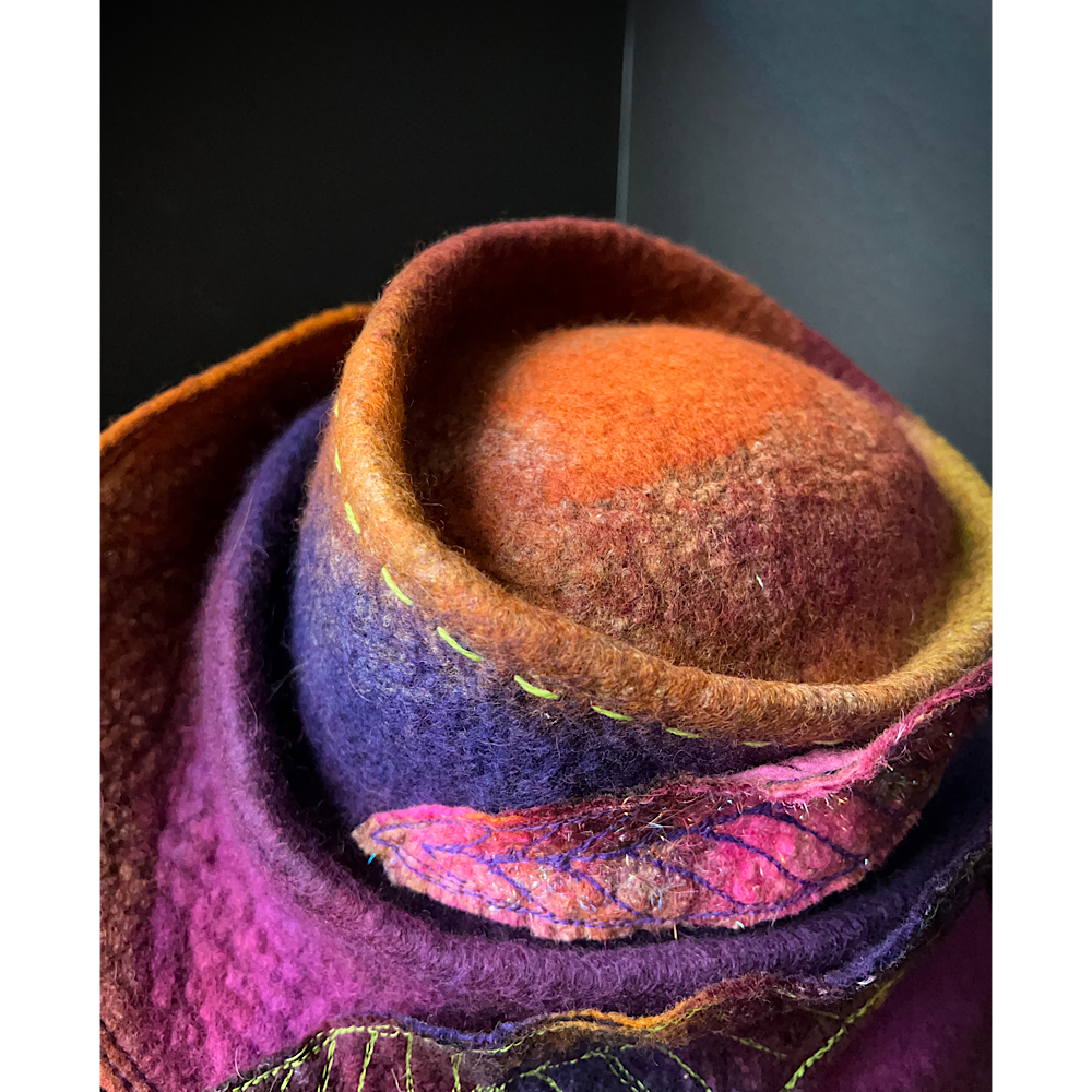 Felted top hat with leaves - 23.5“