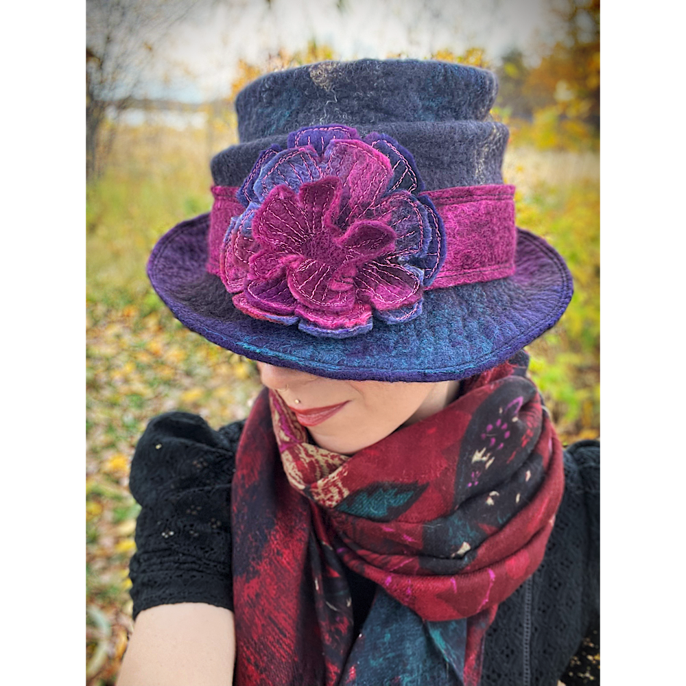 Felted top hat with flower - 24“
