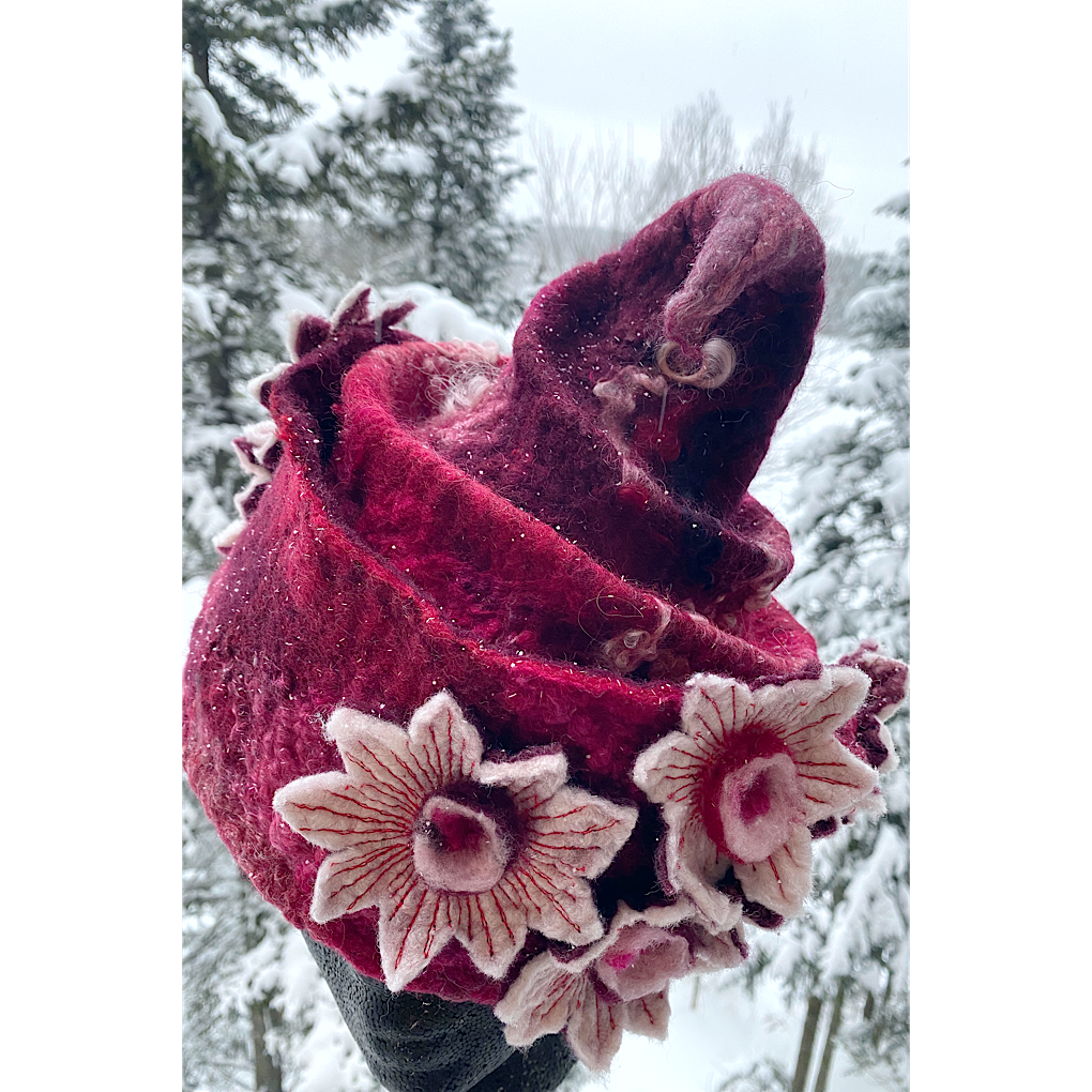 Winter is blooming - Felted hat 23.5“ medium