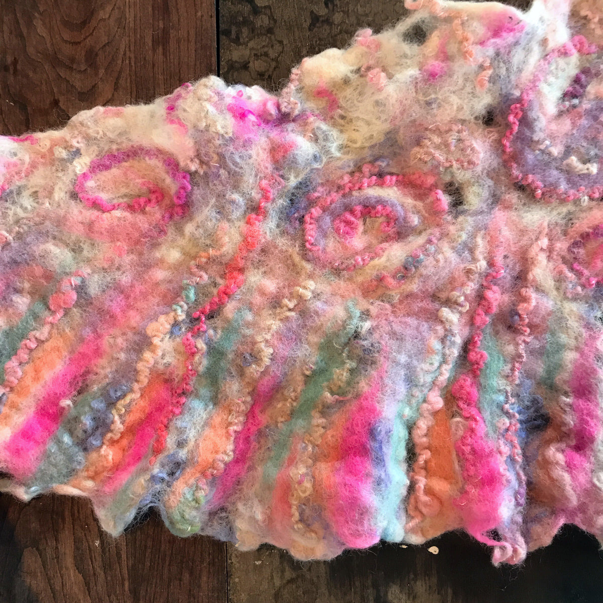 Pink felt scarf Foulard de feutre rose - Mynoush