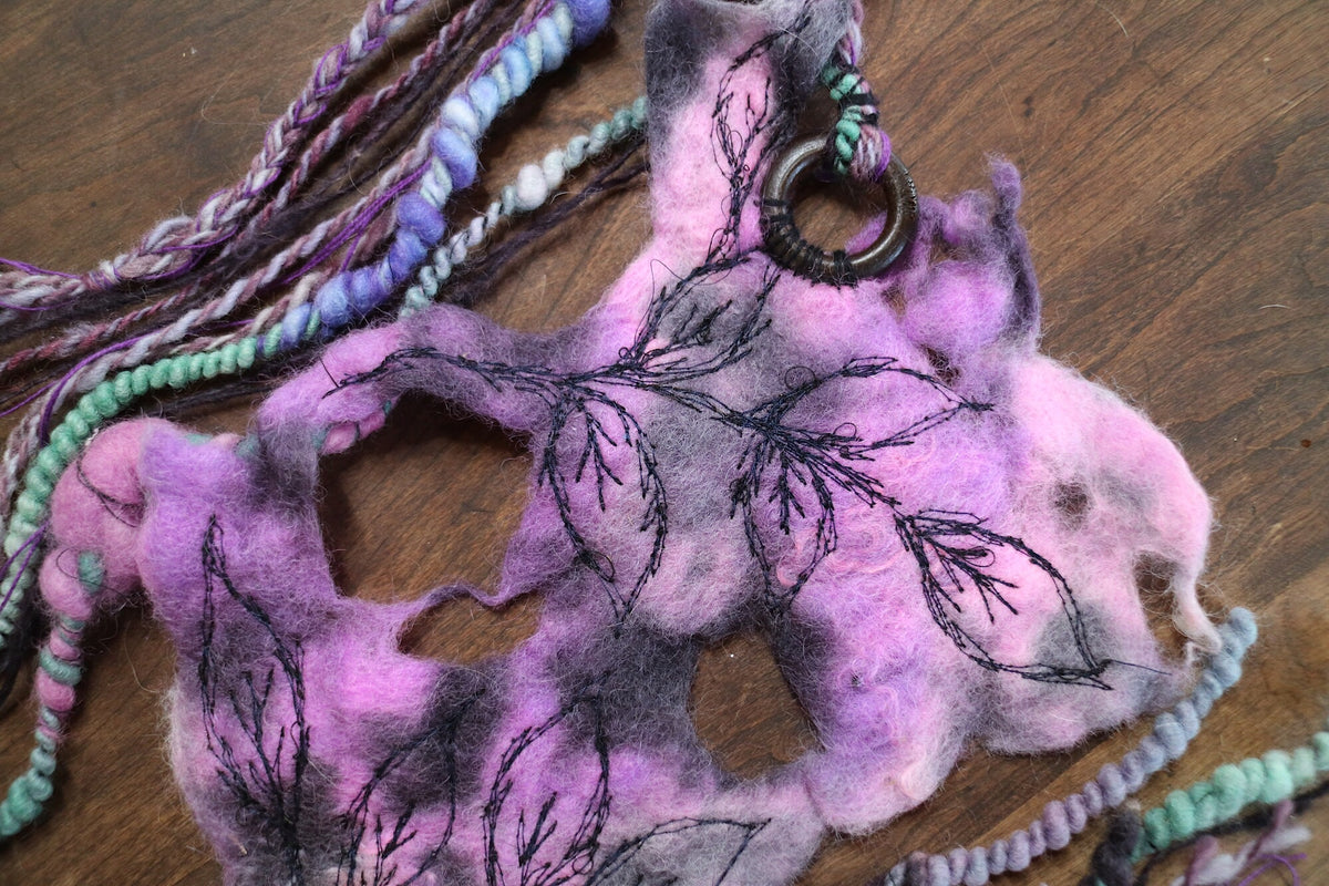 Purple felted headband with embroidery | Bandeau mauve en feutre avec broderie - Mynoush