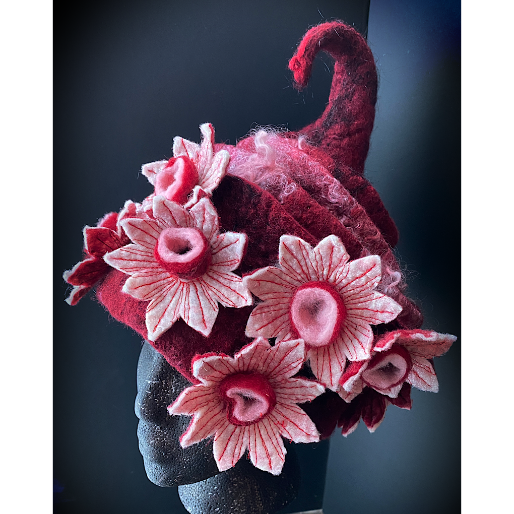 Winter is blooming - Felted hat 24“ medium large