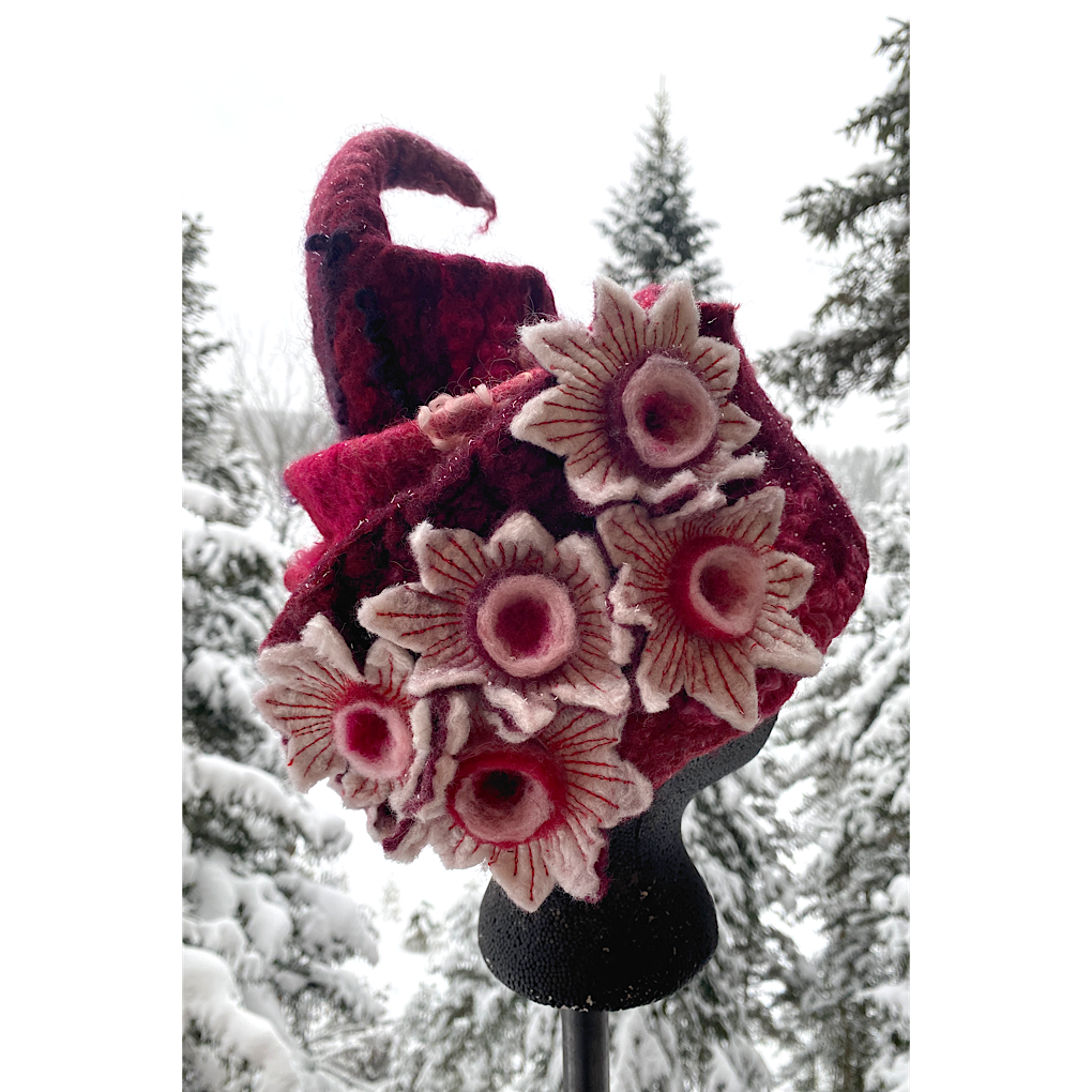 Winter is blooming - Felted hat 23.5“ medium
