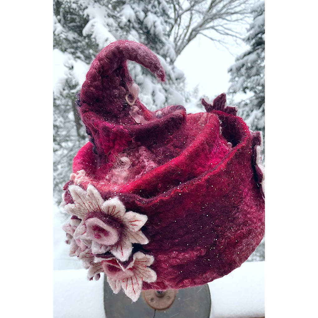 Winter is blooming - Felted hat 23.5“ medium