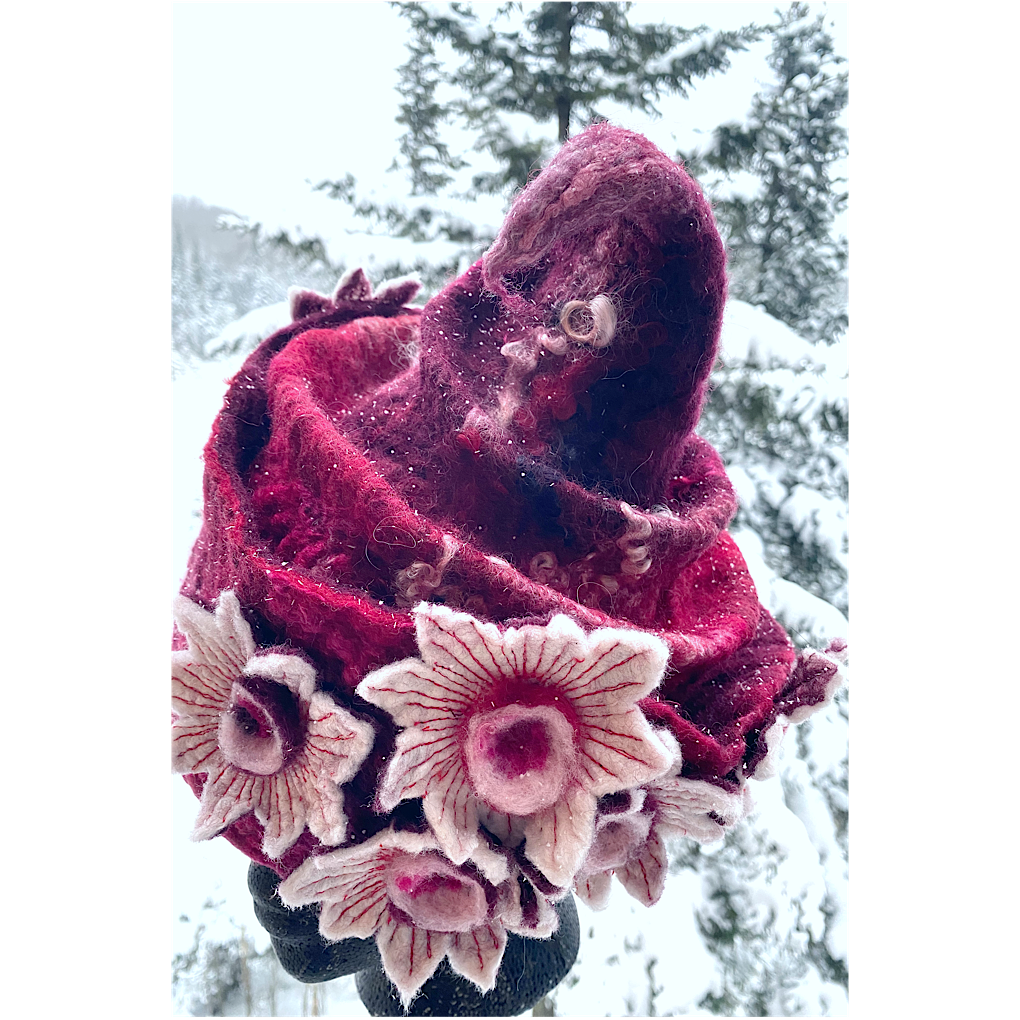 Winter is blooming - Felted hat 23.5“ medium