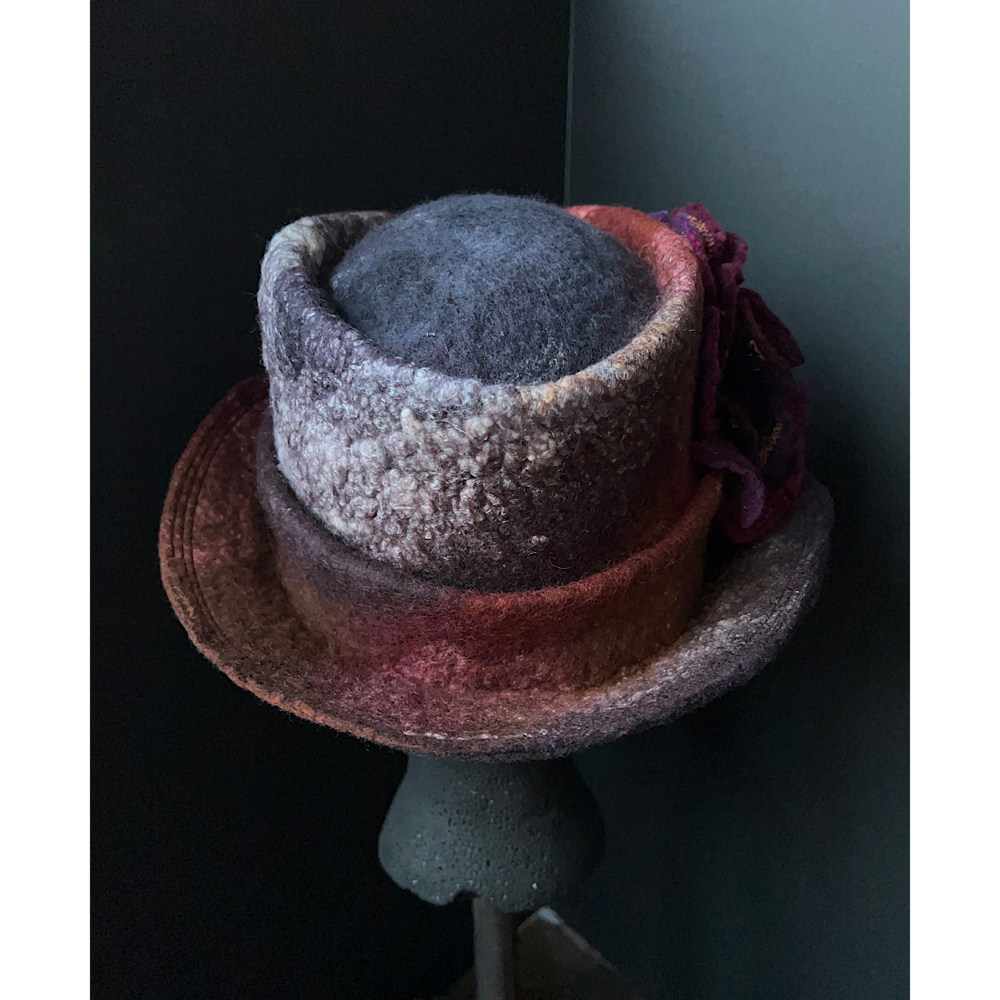 Felted top hat with rose - 22.5“