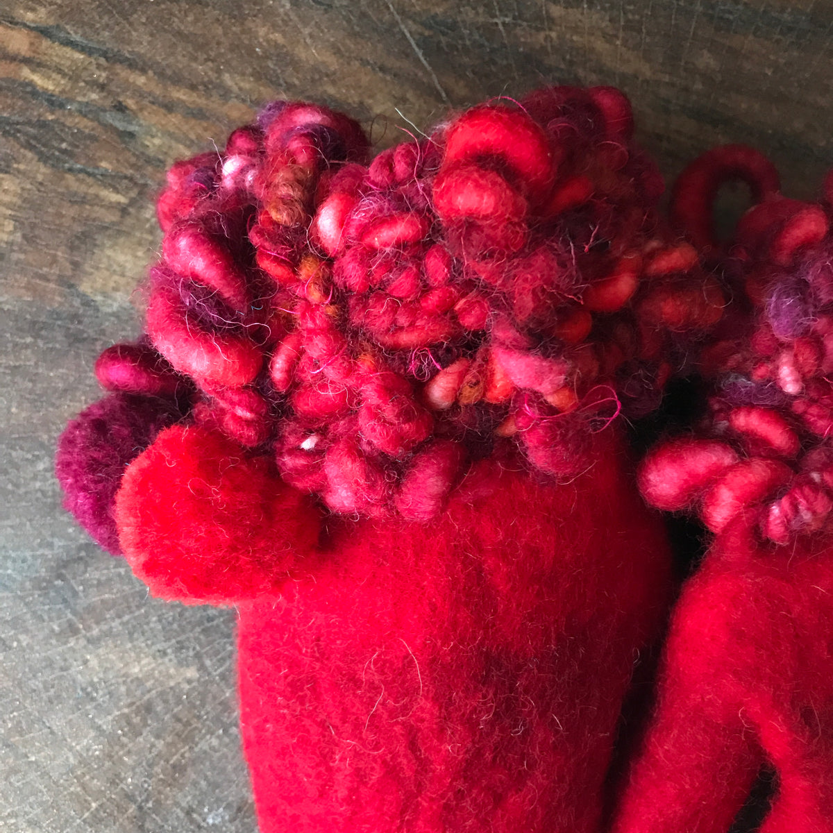 Red felted mittens Mitaines rouges en feutre - Mynoush