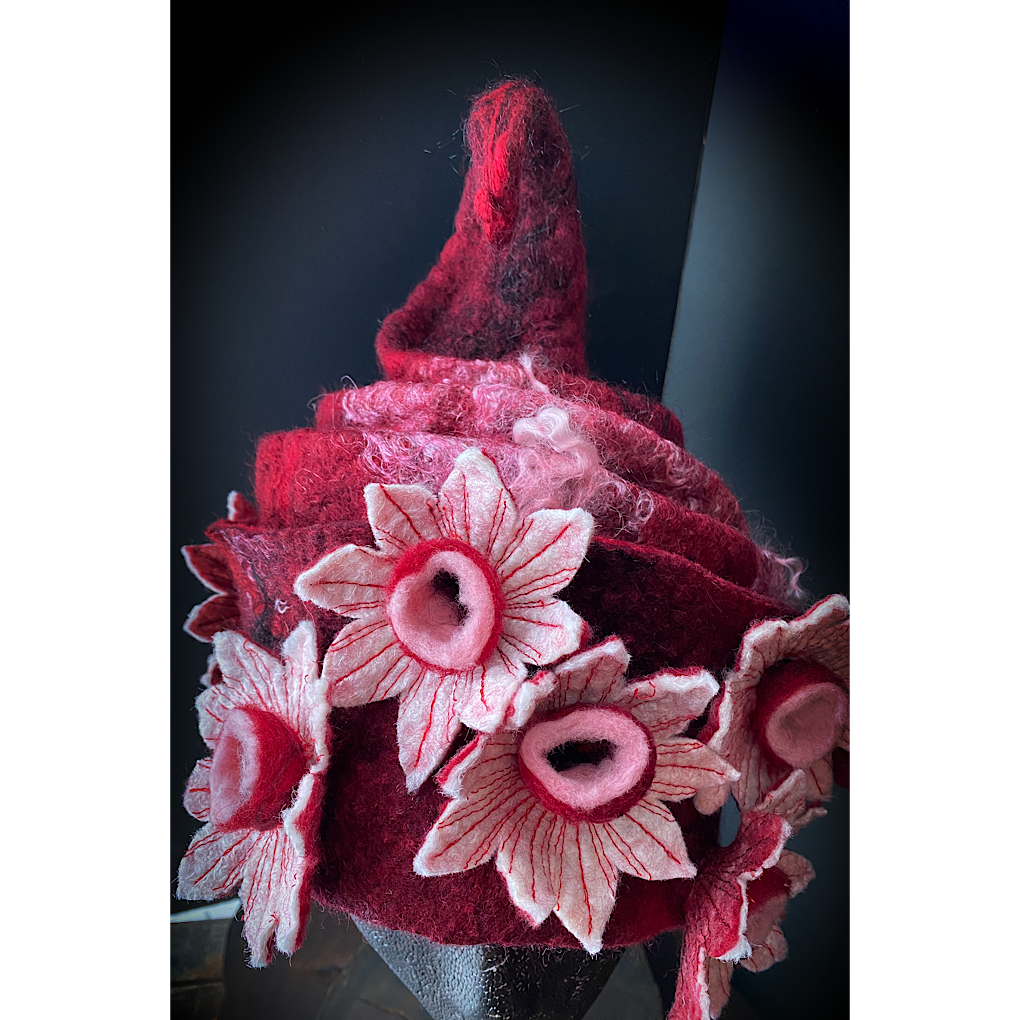 Winter is blooming - Felted hat 24“ medium large