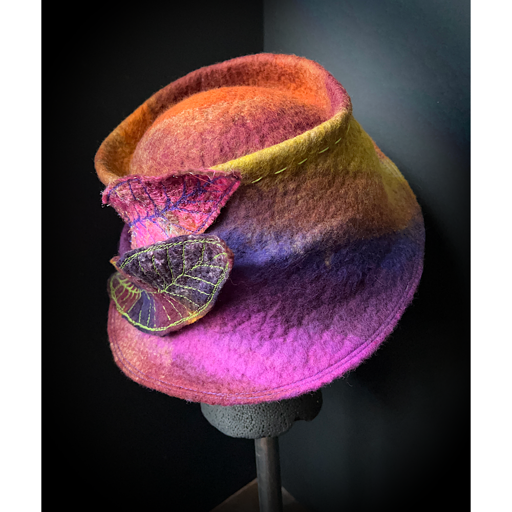 Felted top hat with leaves - 23.5“
