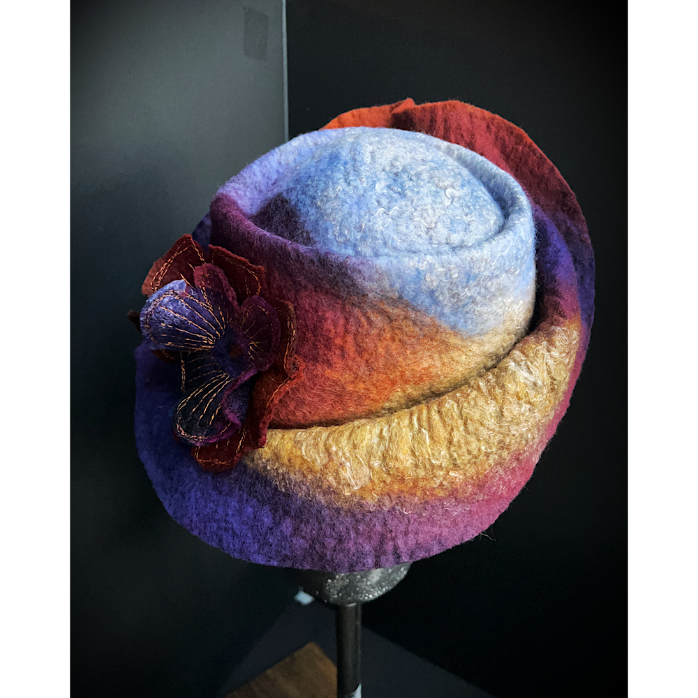 Felted top hat with leaves - 22“ 1/4