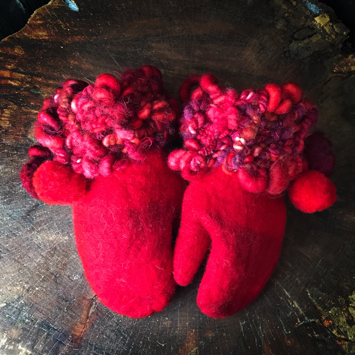Red felted mittens Mitaines rouges en feutre - Mynoush