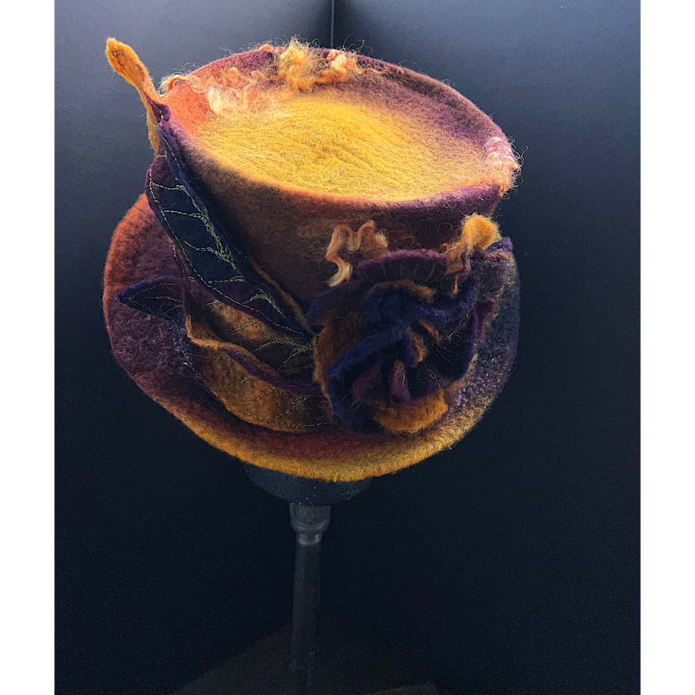 Felted top hat with rose - 23“